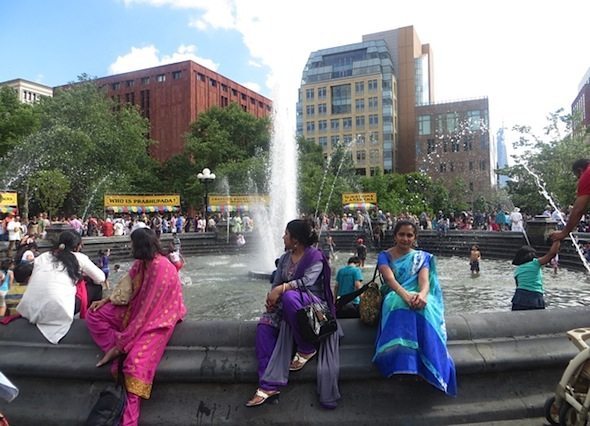 ladies_by_fountain_festival_of_india_2014