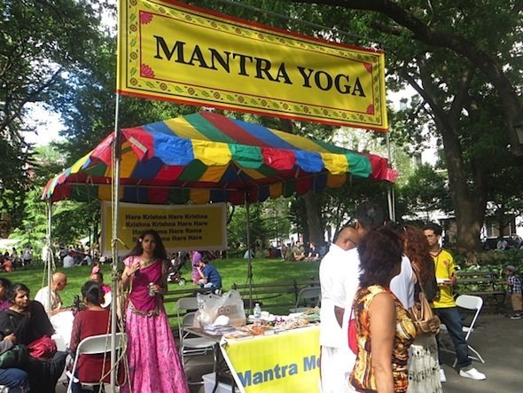 mantra_yoga_washington_square_park_2014